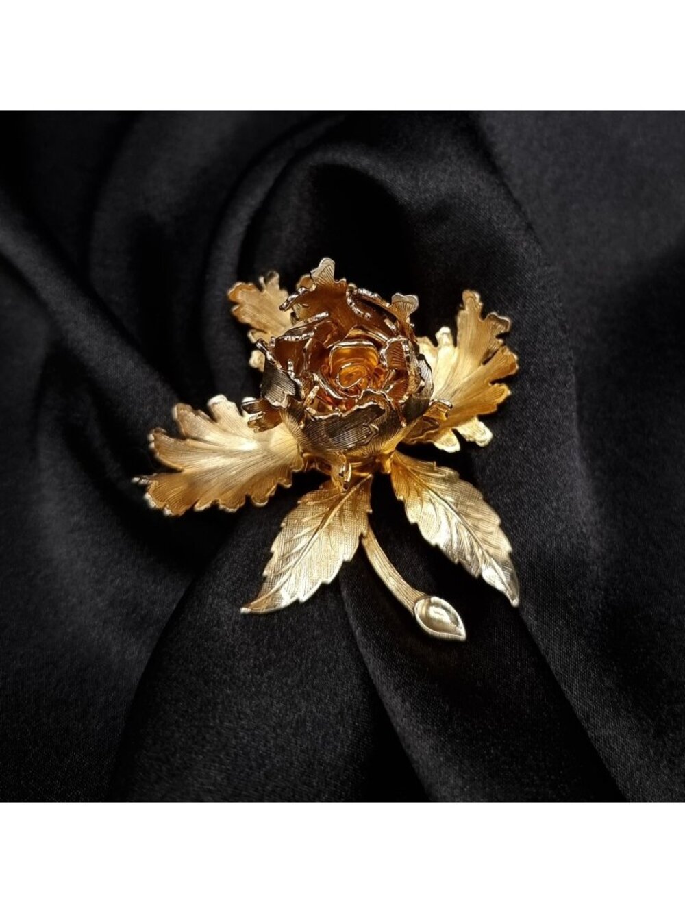 Rare Find Vintage Warner 1960's Gold-Tone Mechanical Rose Brooch